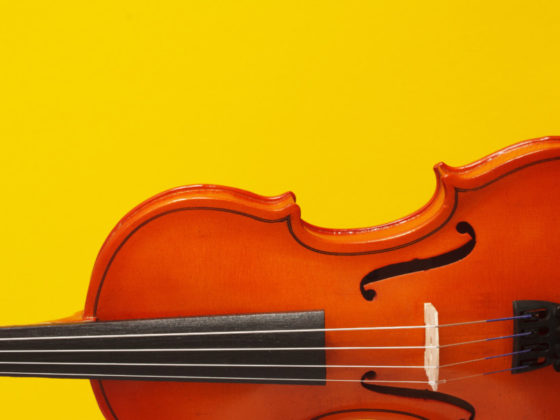 バイオリンをモチーフにしたポスターデザイン作成例について