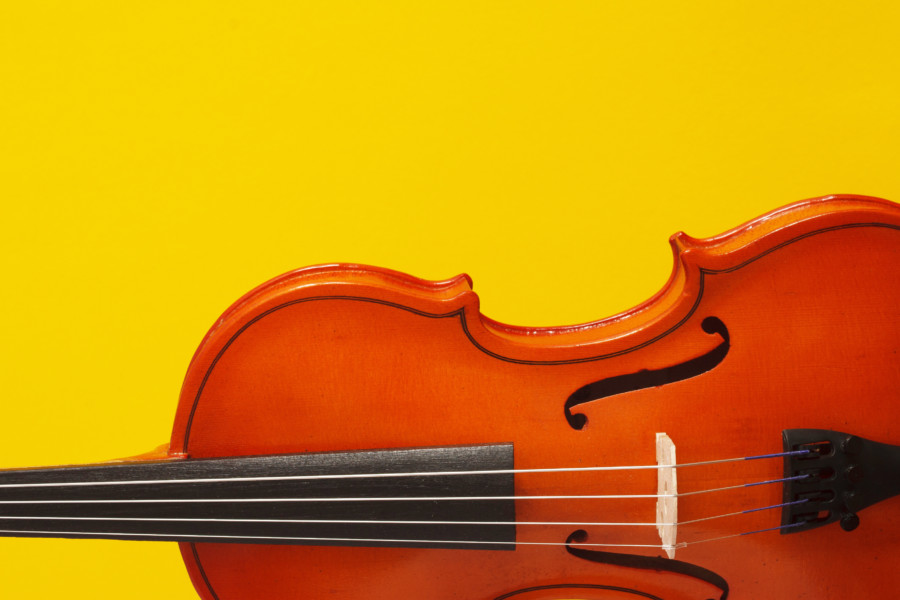 バイオリンをモチーフにしたポスターデザイン作成例について