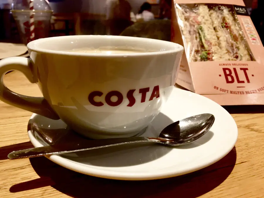 英国最大のコーヒーチェーンCosta Coffee！気軽に利用できるのが嬉しい